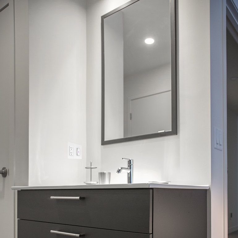 Cuisines Beauregard | Pharmacie encastrée dans le mur avec un contour en mélamine gris foncé